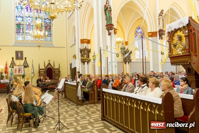 Zdjęcie w galerii na portalu naszraciborz.pl: Bandurzystki ze Lwowa zagrały dziś u św. Jana na Ostrogu wiadomości z regionu