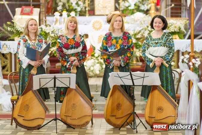 Zdjęcie w galerii na portalu naszraciborz.pl: Bandurzystki ze Lwowa zagrały dziś u św. Jana na Ostrogu wiadomości z regionu