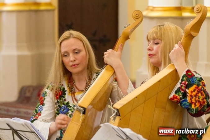 Zdjęcie w galerii na portalu naszraciborz.pl: Bandurzystki ze Lwowa zagrały dziś u św. Jana na Ostrogu wiadomości z regionu