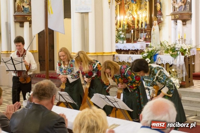 Zdjęcie w galerii na portalu naszraciborz.pl: Bandurzystki ze Lwowa zagrały dziś u św. Jana na Ostrogu wiadomości z regionu
