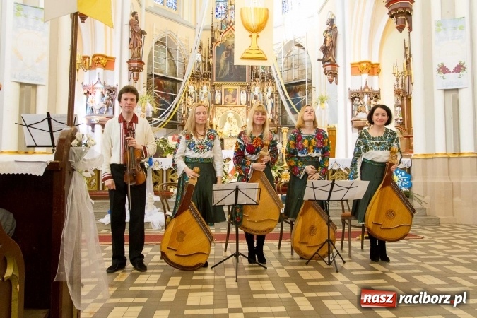 Zdjęcie w galerii na portalu naszraciborz.pl: Bandurzystki ze Lwowa zagrały dziś u św. Jana na Ostrogu wiadomości z regionu