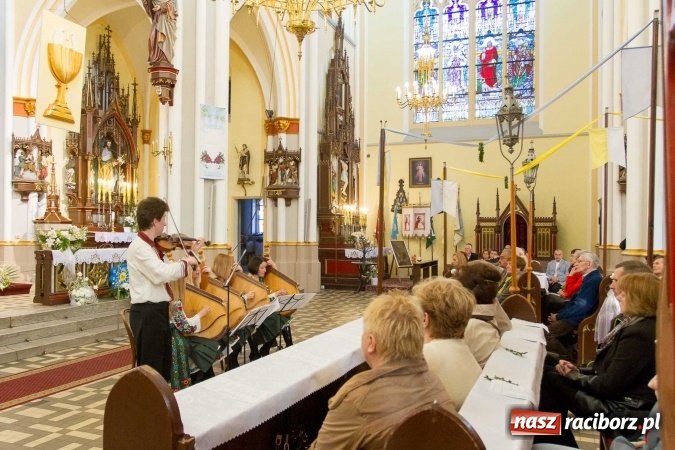 Zdjęcie w galerii na portalu naszraciborz.pl: Bandurzystki ze Lwowa zagrały dziś u św. Jana na Ostrogu wiadomości z regionu