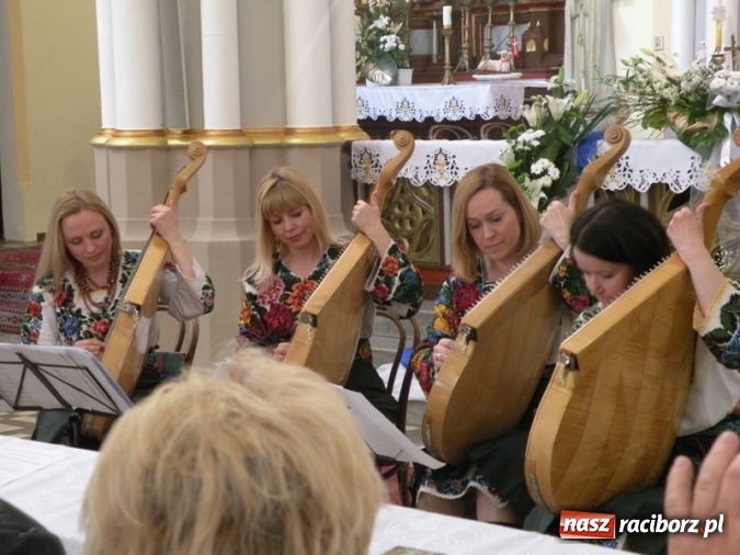 Zdjęcie w galerii na portalu naszraciborz.pl: Bandurzystki ze Lwowa zagrały dziś u św. Jana na Ostrogu wiadomości z regionu