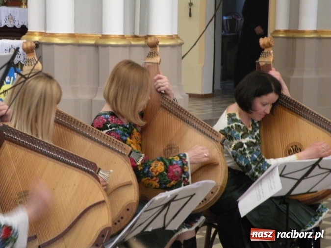 Zdjęcie w galerii na portalu naszraciborz.pl: Bandurzystki ze Lwowa zagrały dziś u św. Jana na Ostrogu wiadomości z regionu