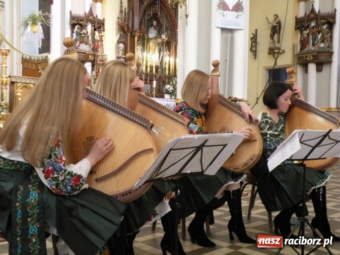 Zdjęcie w galerii na portalu naszraciborz.pl: Bandurzystki ze Lwowa zagrały dziś u św. Jana na Ostrogu wiadomości z regionu