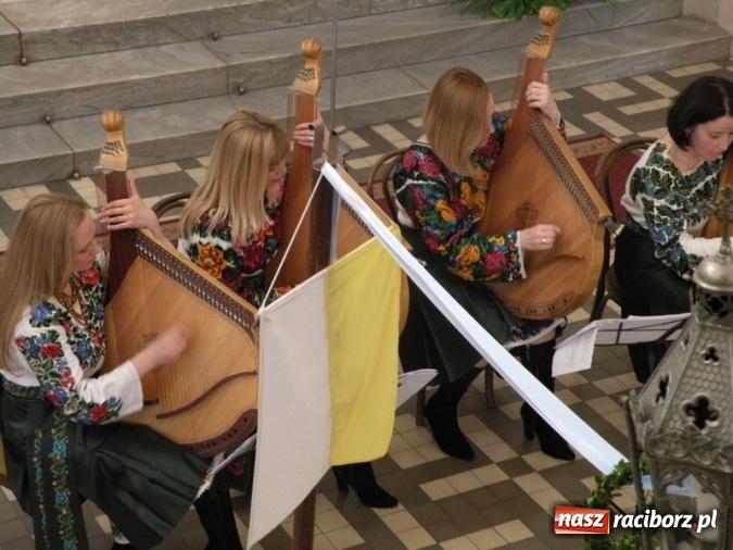 Zdjęcie w galerii na portalu naszraciborz.pl: Bandurzystki ze Lwowa zagrały dziś u św. Jana na Ostrogu wiadomości z regionu
