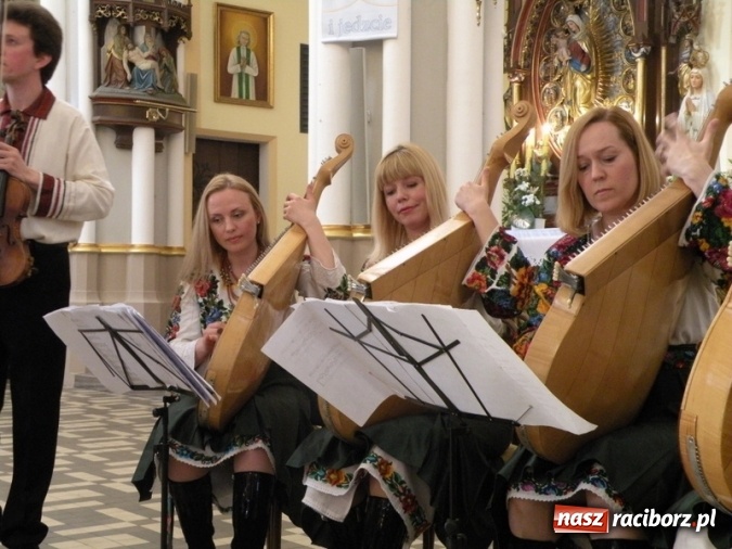 Zdjęcie w galerii na portalu naszraciborz.pl: Bandurzystki ze Lwowa zagrały dziś u św. Jana na Ostrogu wiadomości z regionu