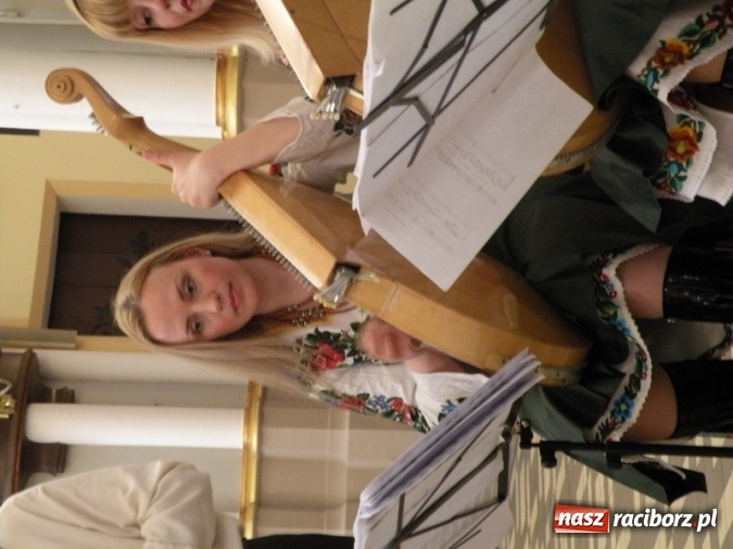 Zdjęcie w galerii na portalu naszraciborz.pl: Bandurzystki ze Lwowa zagrały dziś u św. Jana na Ostrogu wiadomości z regionu