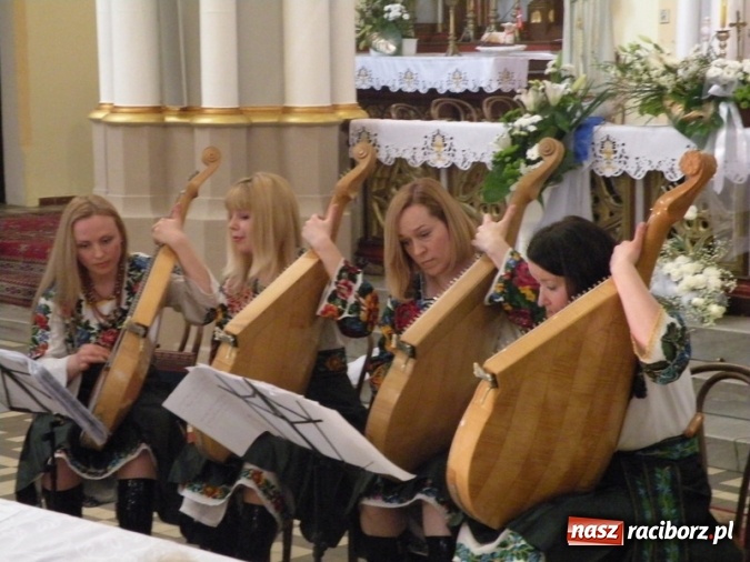 Zdjęcie w galerii na portalu naszraciborz.pl: Bandurzystki ze Lwowa zagrały dziś u św. Jana na Ostrogu wiadomości z regionu