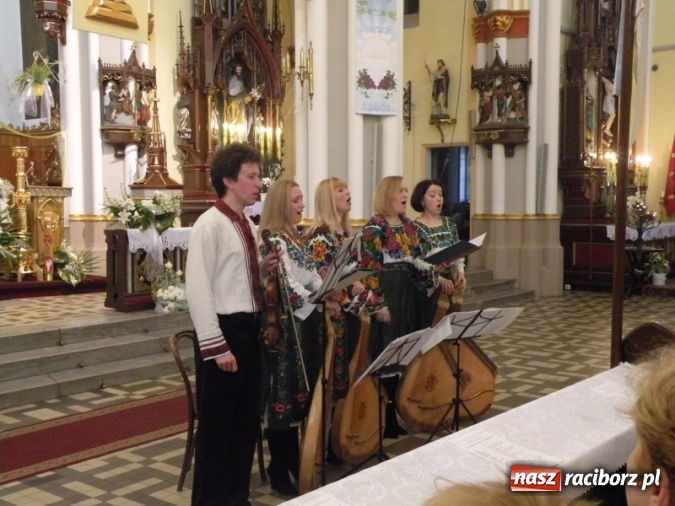 Zdjęcie w galerii na portalu naszraciborz.pl: Bandurzystki ze Lwowa zagrały dziś u św. Jana na Ostrogu wiadomości z regionu