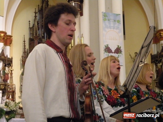 Zdjęcie w galerii na portalu naszraciborz.pl: Bandurzystki ze Lwowa zagrały dziś u św. Jana na Ostrogu wiadomości z regionu