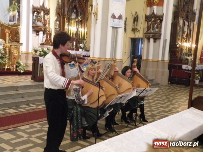 Zdjęcie w galerii na portalu naszraciborz.pl: Bandurzystki ze Lwowa zagrały dziś u św. Jana na Ostrogu wiadomości z regionu