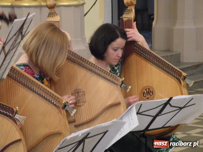 Zdjęcie w galerii na portalu naszraciborz.pl: Bandurzystki ze Lwowa zagrały dziś u św. Jana na Ostrogu wiadomości z regionu