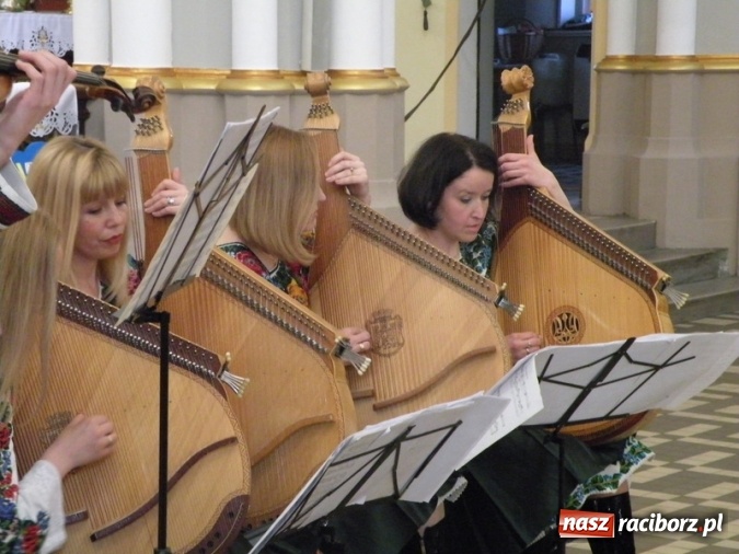 Zdjęcie w galerii na portalu naszraciborz.pl: Bandurzystki ze Lwowa zagrały dziś u św. Jana na Ostrogu wiadomości z regionu