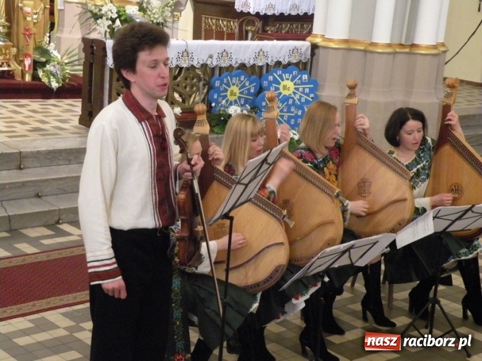 Zdjęcie w galerii na portalu naszraciborz.pl: Bandurzystki ze Lwowa zagrały dziś u św. Jana na Ostrogu wiadomości z regionu