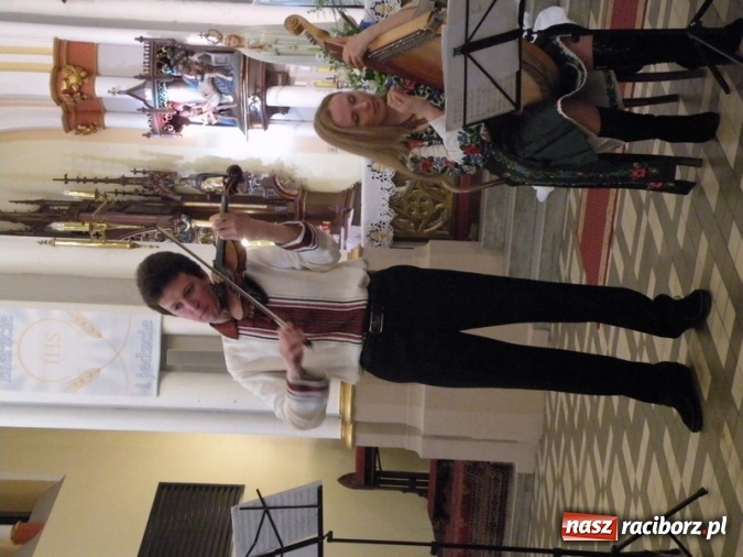 Zdjęcie w galerii na portalu naszraciborz.pl: Bandurzystki ze Lwowa zagrały dziś u św. Jana na Ostrogu wiadomości z regionu