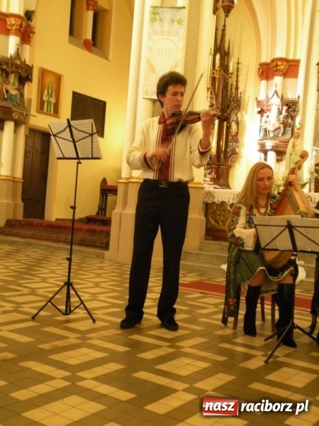 Zdjęcie w galerii na portalu naszraciborz.pl: Bandurzystki ze Lwowa zagrały dziś u św. Jana na Ostrogu wiadomości z regionu
