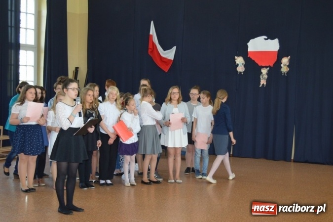 Zdjęcie w galerii na portalu naszraciborz.pl: Obchody 225. Rocznicy Uchwalenia Konstytucji 3 maja w Szkole Podstawowej nr 4 wiadomości z regionu
