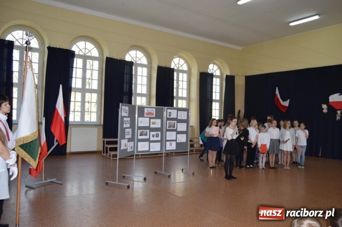 Zdjęcie w galerii na portalu naszraciborz.pl: Obchody 225. Rocznicy Uchwalenia Konstytucji 3 maja w Szkole Podstawowej nr 4 wiadomości z regionu