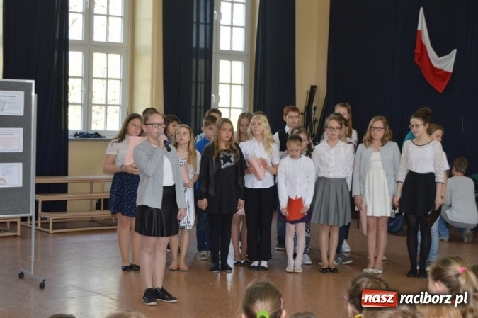 Zdjęcie w galerii na portalu naszraciborz.pl: Obchody 225. Rocznicy Uchwalenia Konstytucji 3 maja w Szkole Podstawowej nr 4 wiadomości z regionu