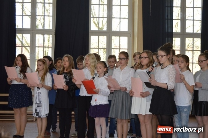 Zdjęcie w galerii na portalu naszraciborz.pl: Obchody 225. Rocznicy Uchwalenia Konstytucji 3 maja w Szkole Podstawowej nr 4 wiadomości z regionu