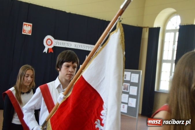 Zdjęcie w galerii na portalu naszraciborz.pl: Obchody 225. Rocznicy Uchwalenia Konstytucji 3 maja w Szkole Podstawowej nr 4 wiadomości z regionu