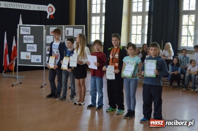Zdjęcie w galerii na portalu naszraciborz.pl: Obchody 225. Rocznicy Uchwalenia Konstytucji 3 maja w Szkole Podstawowej nr 4 wiadomości z regionu