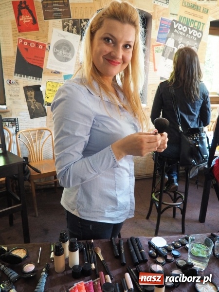 Zdjęcie w galerii na portalu naszraciborz.pl: Glam Show Cafe na Końcu Świata wiadomości z regionu