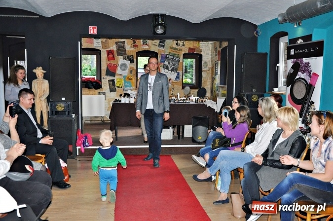 Zdjęcie w galerii na portalu naszraciborz.pl: Glam Show Cafe na Końcu Świata wiadomości z regionu