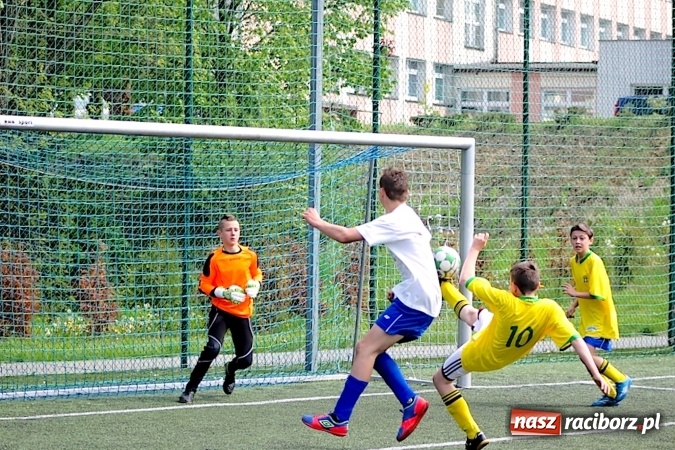 Zdjęcie w galerii na portalu naszraciborz.pl: Na orliku w Krzanowicach walczyli o awans do etapu powiatowego wiadomości z regionu