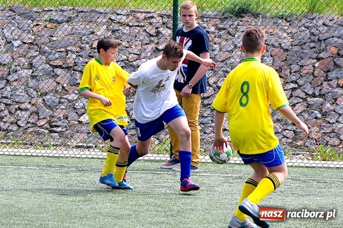 Zdjęcie w galerii na portalu naszraciborz.pl: Na orliku w Krzanowicach walczyli o awans do etapu powiatowego wiadomości z regionu