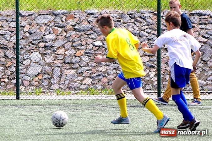 Zdjęcie w galerii na portalu naszraciborz.pl: Na orliku w Krzanowicach walczyli o awans do etapu powiatowego wiadomości z regionu