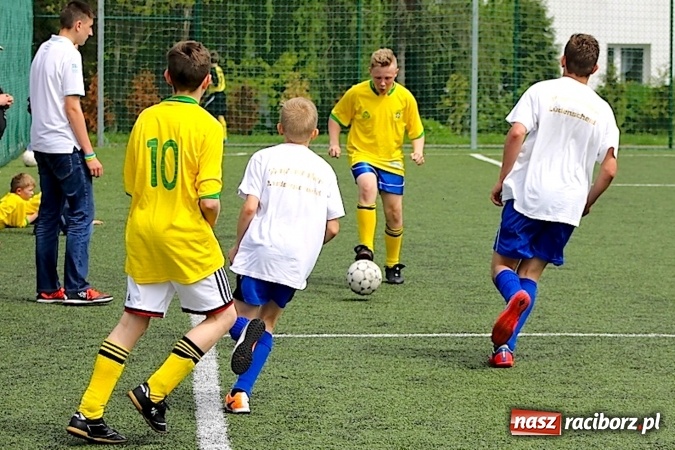 Zdjęcie w galerii na portalu naszraciborz.pl: Na orliku w Krzanowicach walczyli o awans do etapu powiatowego wiadomości z regionu