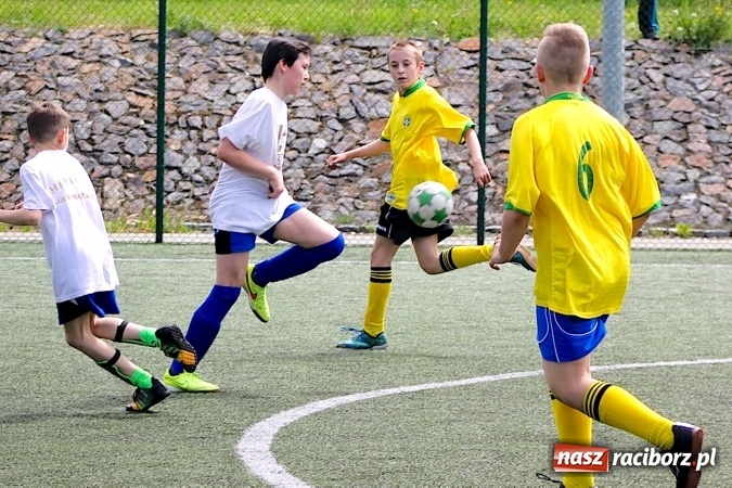 Zdjęcie w galerii na portalu naszraciborz.pl: Na orliku w Krzanowicach walczyli o awans do etapu powiatowego wiadomości z regionu
