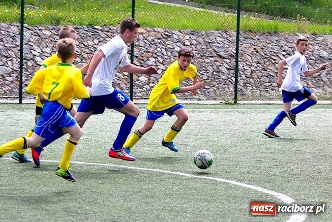 Zdjęcie w galerii na portalu naszraciborz.pl: Na orliku w Krzanowicach walczyli o awans do etapu powiatowego wiadomości z regionu