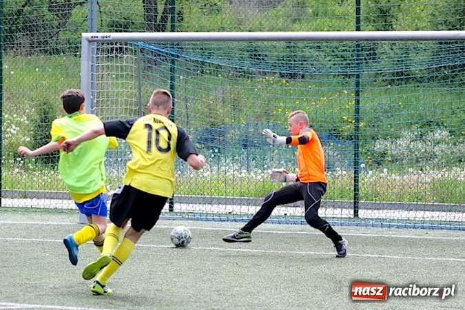Zdjęcie w galerii na portalu naszraciborz.pl: Na orliku w Krzanowicach walczyli o awans do etapu powiatowego wiadomości z regionu