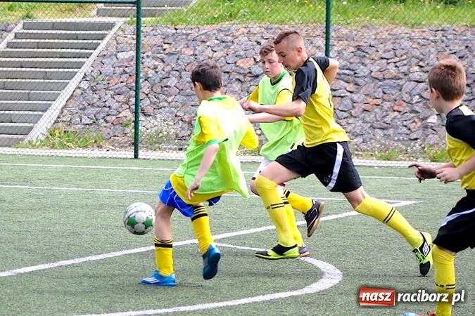 Zdjęcie w galerii na portalu naszraciborz.pl: Na orliku w Krzanowicach walczyli o awans do etapu powiatowego wiadomości z regionu