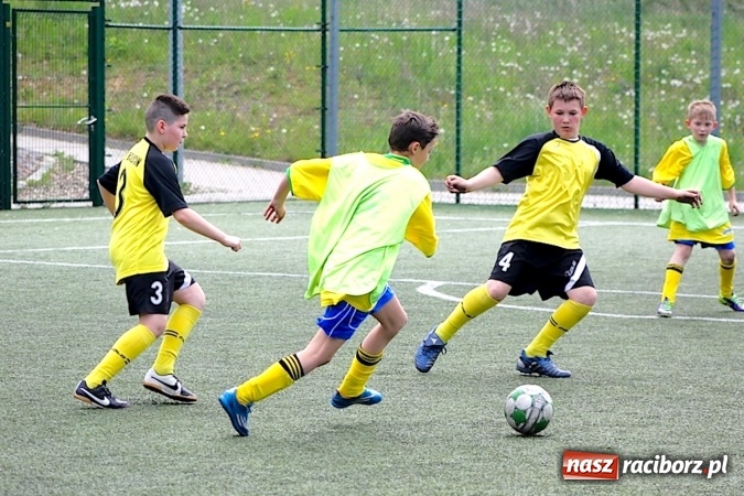 Zdjęcie w galerii na portalu naszraciborz.pl: Na orliku w Krzanowicach walczyli o awans do etapu powiatowego wiadomości z regionu