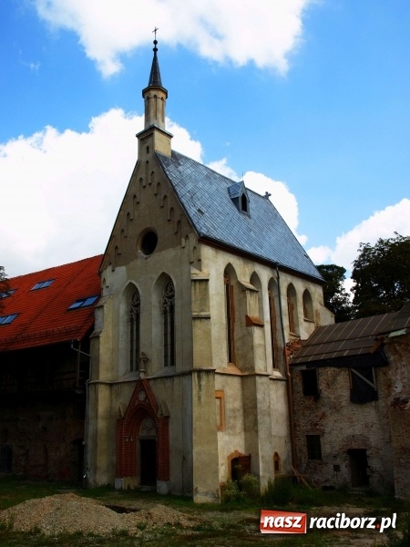 Zdjęcie w galerii na portalu naszraciborz.pl: Dziś zamontowano wyposażenie wnętrza kaplicy zamkowej  wiadomości z regionu