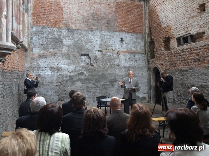 Zdjęcie w galerii na portalu naszraciborz.pl: Dziś zamontowano wyposażenie wnętrza kaplicy zamkowej  wiadomości z regionu