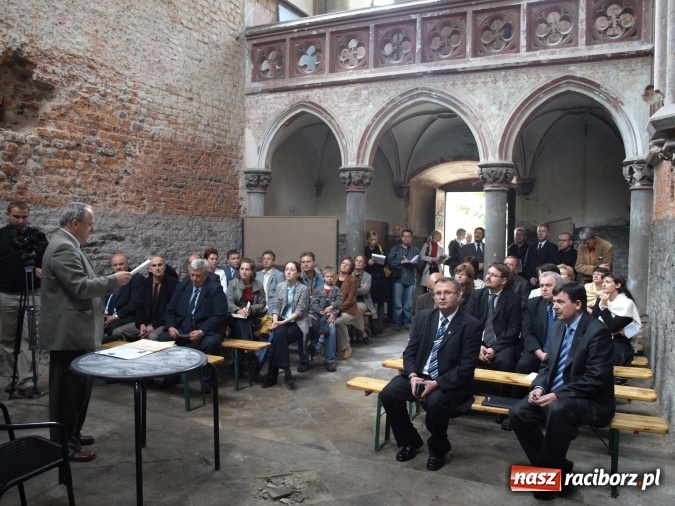 Zdjęcie w galerii na portalu naszraciborz.pl: Dziś zamontowano wyposażenie wnętrza kaplicy zamkowej  wiadomości z regionu