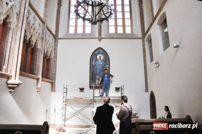 Zdjęcie w galerii na portalu naszraciborz.pl: Dziś zamontowano wyposażenie wnętrza kaplicy zamkowej  wiadomości z regionu