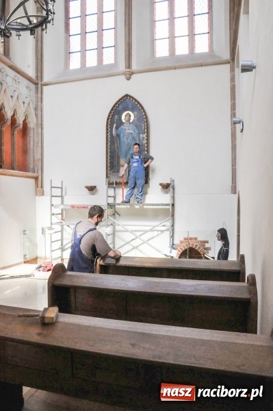 Zdjęcie w galerii na portalu naszraciborz.pl: Dziś zamontowano wyposażenie wnętrza kaplicy zamkowej  wiadomości z regionu