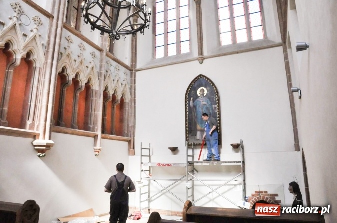 Zdjęcie w galerii na portalu naszraciborz.pl: Dziś zamontowano wyposażenie wnętrza kaplicy zamkowej  wiadomości z regionu