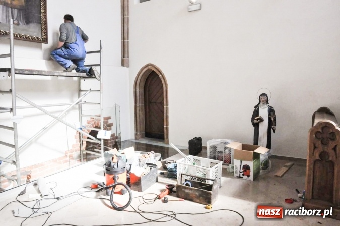Zdjęcie w galerii na portalu naszraciborz.pl: Dziś zamontowano wyposażenie wnętrza kaplicy zamkowej  wiadomości z regionu