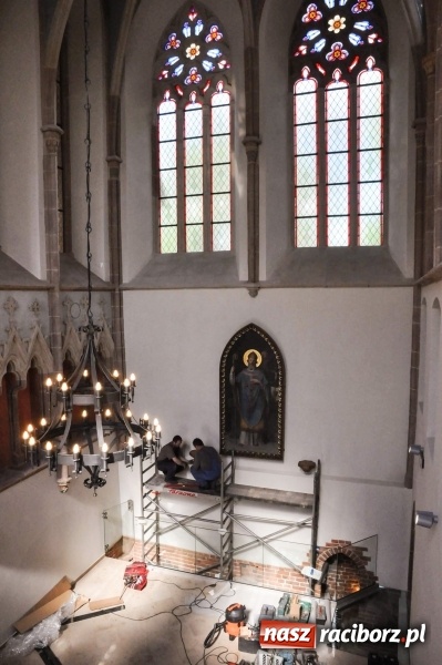 Zdjęcie w galerii na portalu naszraciborz.pl: Dziś zamontowano wyposażenie wnętrza kaplicy zamkowej  wiadomości z regionu