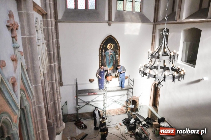 Zdjęcie w galerii na portalu naszraciborz.pl: Dziś zamontowano wyposażenie wnętrza kaplicy zamkowej  wiadomości z regionu
