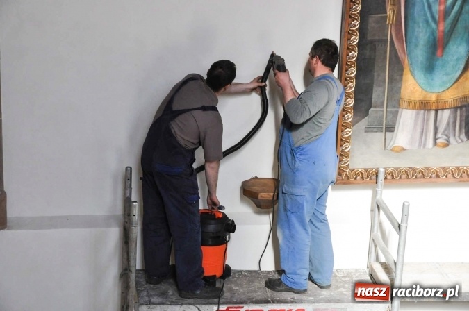 Zdjęcie w galerii na portalu naszraciborz.pl: Dziś zamontowano wyposażenie wnętrza kaplicy zamkowej  wiadomości z regionu