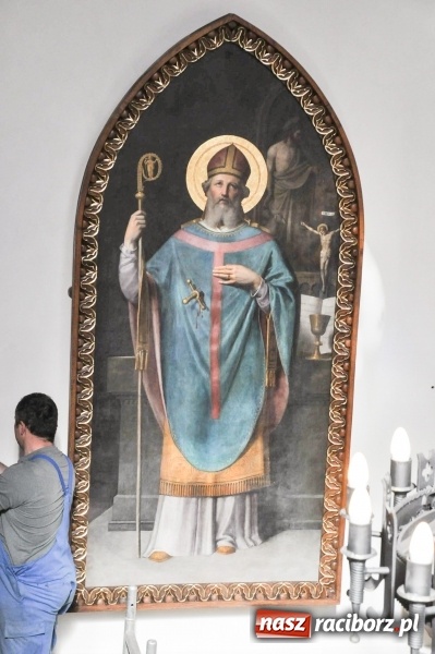 Zdjęcie w galerii na portalu naszraciborz.pl: Dziś zamontowano wyposażenie wnętrza kaplicy zamkowej  wiadomości z regionu