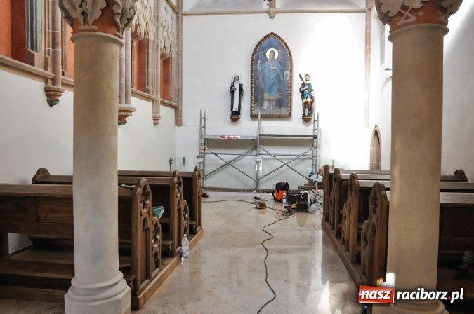 Zdjęcie w galerii na portalu naszraciborz.pl: Dziś zamontowano wyposażenie wnętrza kaplicy zamkowej  wiadomości z regionu
